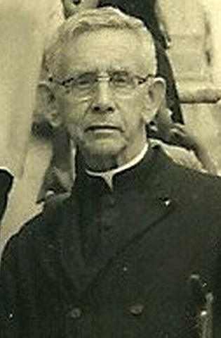 <b>Padre Alberto Evangelista Marques Guimarães </b><br> Filho de Antônio Evangelista Marques Guimarães e Eliza Carolina de Jesus Guimarães e neto de João Evangelista Marques Guimarães e Maria Rodrigues de Oliveira Lima. Nasceu em 6 de setembro de 1901, em Morro Vermelho e foi batizado dois dias depois na Matriz de Nossa Senhora de Nazareth. Estudou no Seminário Arquidiocesano de Mariana. Foi ordenado padre em 1933 e nomeado delegado da Paróquia Nossa Senhora das Dores, de Camacho, no Oeste de Minas, por Dom Antônio dos Santos Cabral em 11 de maio de 1935. Faleceu no dia 8 de setembro de 1979, aos 78 anos, em Camacho, no Oeste de Minas.  Com a ida do padre Alberto para o Camacho em 1935, o fazendeiro José Arantes doou um terreno para a Igreja. Com a ajuda de vários fazendeiros da região, fiéis e devotos, o padre Alberto conseguiu construir a igreja matriz de Nossa Senhora das Dores, padroeira de Camacho. Segundo moradores antigos, Padre Alberto era muito conservador, não gostava de roupa curta nem de bailes nos fins de semana, mas é apontado como um dos pilares da religiosidade do município. Graças ao seu trabalho, hoje, segundo pesquisa, 97,3% da população se declara católica em Camacho.