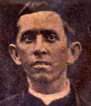 <b>Padre Benjamim Evangelista Marques Guimarães </b><br> Filho de Antônio Evangelista Marques Guimarães e Eliza Carolina de Jesus Guimarães e neto de João Evangelista Marques Guimarães e Maria Rodrigues de Oliveira Lima. Nasceu em 1º de abril de 1898 em Morro Vermelho e foi batizado em 31 de abril na Matriz de Nossa Senhora de Nazareth. Estudou no Seminário Arquidiocesano de Mariana. Foi ordenado padre em 1927 pelo arcebispo de Belo Horizonte, dom Antônio dos Santos Cabral, com a presença dos pais, Antônio e Eliza, e dos irmãos padres José, João e Pedro e dos irmãos seminaristas Alberto e Ephraim. Vigário da Paróquia de Roças Novas, distrito de Caeté. Antes, foi indicado por Dom Cabral para ser o primeiro vigário da Paróquia de São Sebastião do Oeste, no Oeste de Minas, criada em 1936. Faleceu em Roças Novas. 