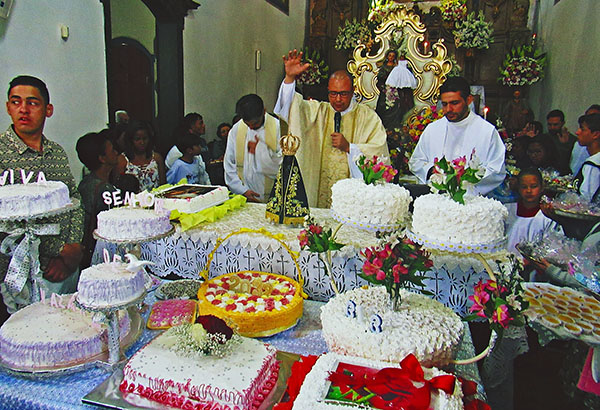 <i>Dezenas de bolos e doces ofertados serão, ao final da missa, distribuídos aos fiéis</i>