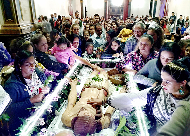 Descendimento do Cristo da Santa Cruz e sua colocação no esquife para a procissão