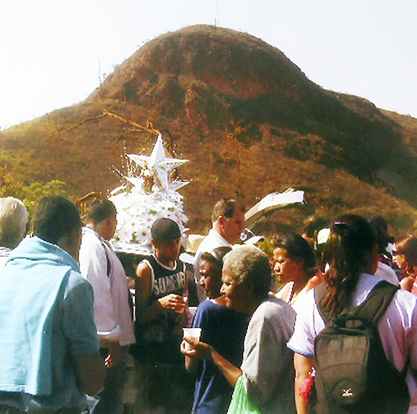 <i>No domingo antes da festa, fiéis participam de caminhada de
Caeté a Morro Vermelho com uma imagem da padroeira
Foto: Acervo Anselmo Magalhães</i>